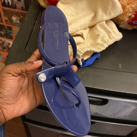 Louis Vuitton - Picture 3 of 4